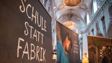 In der Stadtpfarrkirche Fulda ist noch bis zum 21. Januar täglich von 9 bis 18 Uhr die Ausstellung „Schule statt Fabrik – Arbeitende Kinder in Bangladesch“ zu sehen.